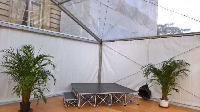Installation de scène dans la tente transparente au coeur du musée de la céramique
